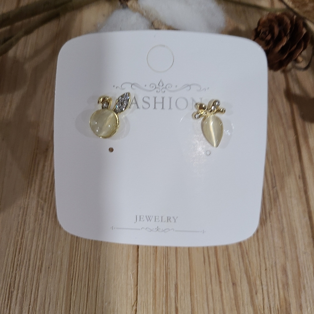 🐰🥕NEW🐰🥕ADORABLE!! BUNNY AND CARROT STUD CZ EARRINGS 🐰🥕 - Picture 4 of 13